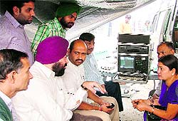 Senior Deputy Mayor Sunita Aggarwal, Deputy Mayor RD Sharma and other MC officials supervise the sewer de-silting work in Ludhiana