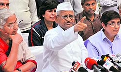 Anna Hazare, with Medha Patkar (L) and Kiran Bedi (R), addresses a press conference in New Delhi on Saturday