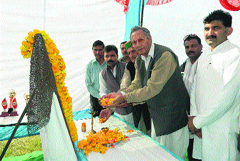 Vijay Singh Mankotia, HP Ex-Servicemen League president, offers floral tributes to freedom fighter Wazir Ram Singh Pathani at Bassa Waziran near Nurpur on Sunday. 
