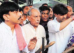 Members of Navneet Joshis family at his cremation in Sector 25, Chandigarh, on Monday