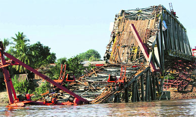 The under-construction Yadanatheinga bridge over Irrawaddy river that collapsed after a quake in Kyaukmyaung township in Shwebo, Myanmar.