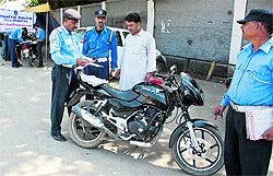 A traffic violator being challaned in Srinagar