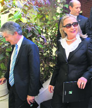 US Secretary of State Hillary Clinton and Australian Minister of Defence Stephen Smith (L) in Perth on Wednesday.