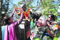 Congress leaders garland a statue of Jawaharlal Nehru at Jawahar Aquarium on the occasion of 