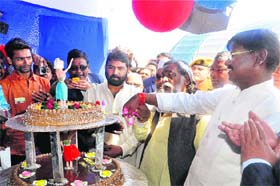 Jharkhand CM Arjun Munda and Jharkhand Mukti Morcha chief Shibu Soren cut a cake during celebration of the 13th formation day of the state in Ranchi on Thursday
