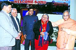 Sindhu Tai Sapkal from Maharashtra, who runs Sanmati Bal Ashram, being honoured with the Swami Ram Humanity Award by the HIHT near Dehradun on Friday