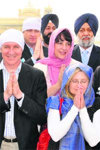 Jay Weatherill, premier of South Australia (left), pays obeisance at the Golden Temple in Amritsar on Saturday