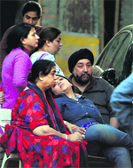Aggrieved family members and relatives at Ponty Chadhas farmhouse in Chhatarpur, New Delhi, on Saturday.  PTI
