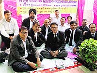 Members of the Karnal Bar Association stage a dharna against the association president who has been charged with bungling in the draw for the allotment of advocate chambers in Karnal on Saturday. Tribune photo: Ravi Kumar 