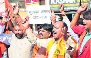 Activists of the Shiv Sena Hindustan stage a protest against Mustafa Kamaal, additional general secretary, National Conference