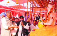 CLP leader Sunil Jakhar (left) pays tributes to Maharishi Valmiki at a programme in Ludhiana.