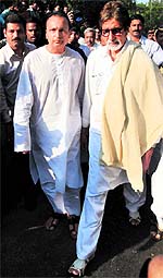 Amitabh Bachchan and Anil Ambani at the funeral of Balasaheb Thackeray in Mumbai on Sunday