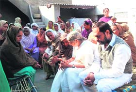 Former Punjab Cabinet minister Laxmi Kanta Chawla console the family of Gurkirat Singh, a 10-year-old boy whose dead body was found at Verka, in Amritsar on Monday.