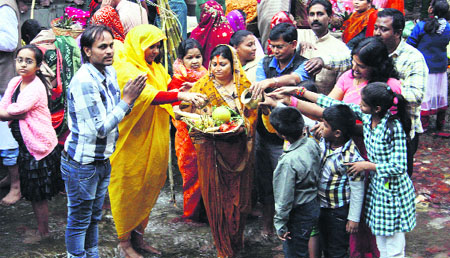 People perform 'Chhath Puja' at Tapkeshwar Temple in Dehradun on Monday.