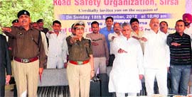 Sirsa SSP Rajshree Singh and others take a pledge to follow traffic rules at a function organised by the Road Safety Organisation at Sirsa.