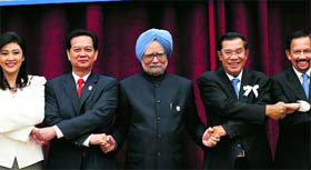 Thailands PM Yingluck Shinawatra, Vietnams PM Nguyen Tan Dung, Indias PM Manmohan Singh, Cambodias PM Hun Sen and Sultan of Brunei Hassanal Bolkiah hold hands in Phnom Penh on Monday.