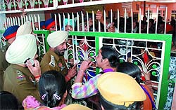 An ETT EGS teacher Kulwant Kaur enters into a heated argument with cops outside the Teachers Home in Bathinda on Tuesday