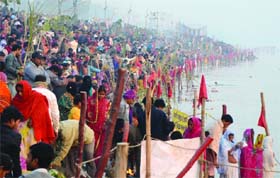 A SEA OF DEVOTEES: People offer prayers to the Sun during the Chhath Puja on the bank of the Yamuna on Tuesday
