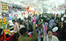 THINGS FOR A SONG: Visitors throng the stalls offering discounts during the IITF-2012 at Pragati Maidan in New Delhi on Tuesday