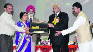 Farmer Krishna Yadav receives the Champion Woman Farmer award from Union Minister Sharad Pawar.