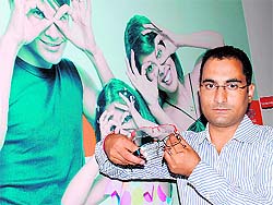 Ravi Kant exhibits the new range of eye glasses