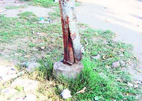 A crack appears at the base of the pole in Amritsar