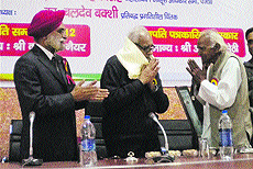 Veteran journalist Kuldip Nayar is honoured with the Chhatarpati Samman in Sirsa on Wednesday. 