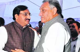 Chief Minister Vijay Bahuguna consoles former Chief Minister Ramesh Pokhriyal Nishank on the theervi ceremony of his deceased wife Kusumlata in Dehradun on Thursday