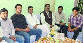 Shaheed Bhagat Singhs younger brother Kulbeer Singhs grandson, Yaduvender Singh Sandhu (second from left), along with functionaries of the Deshbhakt Yuva Sangthan, talks to mediapersons in Rewari