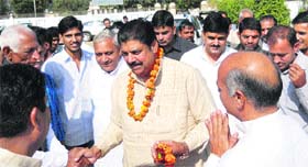 INLD leader Ajay Singh Chautala being welcomed by party men at Hisar before a meeting to redress public grievances