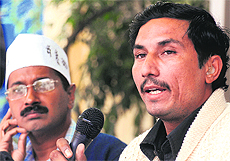 Former NSG commando Surendra Singh and activist Arvind Kejriwal at a press conference in New Delhi. 
