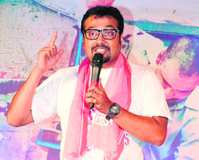 Anurag Kashyap with a gamcha during the promotion of GOW