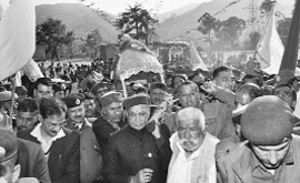PK Dhumal holds the palanquin of Lord Parshuram after inaugurating the Renuka Fair on Friday.
