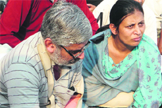 Shruti's parents Ashwani Kumar Sachdeva and Seema Sachdeva. 