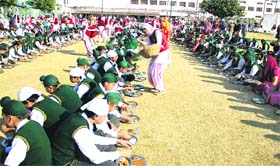 Students enjoing langar