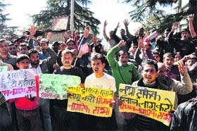 Activists of the Nagrik Sabha hold demonstration at the RTO office in Shimla on Monday