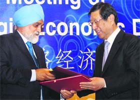 Planning Commission Deputy Chairman Montek Singh Ahluwalia and Chairman of National Development & Reform Commission of China Zhang Ping after signing a pact in New Delhi