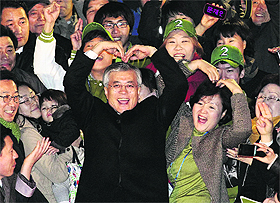  South Koreas Democratic United Party presidential candidate Moon Jae-in and his wife Kim Jung-sook dance during a presidential election campaign in Seoul on Tuesday.
