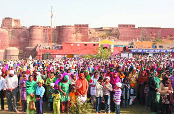 Devotees thronged the Quila Mubarak Gurdwara to pay obeisance on the occasion of the birth anniversary of Guru Nanak Dev, the first Sikh guru, in Bathinda on Wednesday.