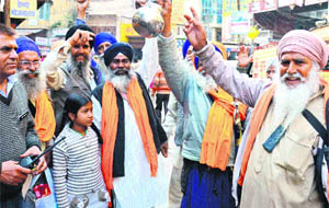 Some Sikh leaders raise slogans for transfer of Guru Gyan Godhri Gurdwara to Sikhs at Har-ki-Pauri in Haridwar on Wednesday. 