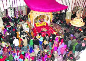 Devotees pay obeisance at Gurdwara Chatti Padshahi at Rainawari in old Srinagar on Wednesday
