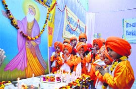 Students of Kiddies Paradise pay obeisance to Guru Nanak Dev