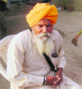 Hari Singh of Gaggarpur village near Sangrur who is waiting for a tricycle since April