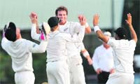 New Zealands Doug Bracewell (C) is congratulated by his teammates after he dismissed Sri Lankan captain Mahela Jayawardene in Colombo on Wednesday
