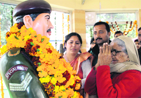 Statue of martyr NSG commondo Gajendra Bisht being garlanded by the martyr's mother at Shuklapur in Dehradun. 