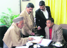 Uttarakhand Labour Minister Harish Chandra Durgapal holding a meeting with government officials in Dehradun on Thursday.