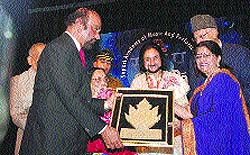Prof Kailash Mehra receives SaMaPa award