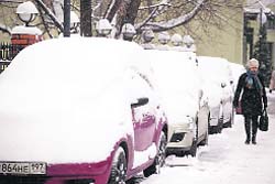 Snow-covered cars in central Moscow as the temperatures dropped to -3C on Thursday
