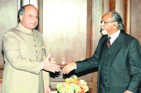 Gujral with his Pakistan counterpart Nawaz Sharief in New York in 1997.