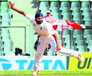 England spinners Monty Paneswar (left) and Grame Swann between themselves captured all 10 Indian wickets to guide England to a 10-wicket win